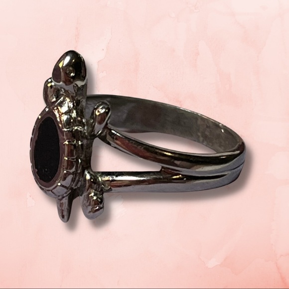 Fashion Ring with Turtle Setting and Black Stone - Size 7 (EUC) - Picture 2 of 3